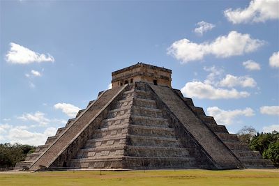 © Hélène Le Pelley - La pyramide de Kukulcan sur le site de Chichen Itza - Mexique La pyramide de Kukulcan sur le site de Chichen Itza - Mexique