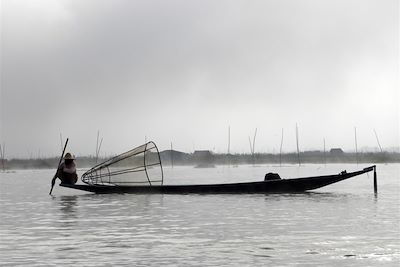 Pêcheurs dans la brume sur le lac Inlé - Birmanie