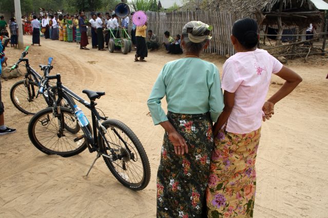 Image A vélo sur les sentiers birmans