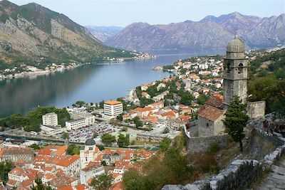 © Misa Kolic - Vue de Kotor depuis les remparts - Monténégro Vue de Kotor depuis les remparts - Monténégro