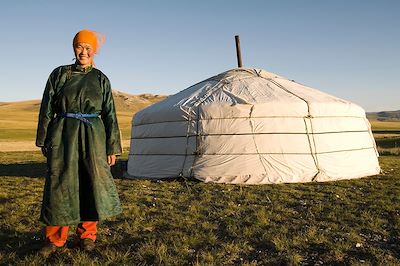 Femme Mongole devant une Yourte - Mongolie