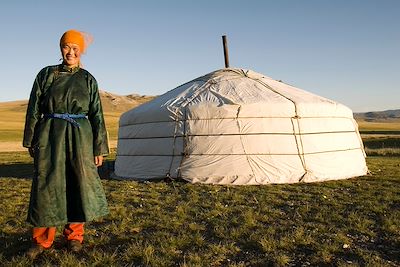 Femme Mongole devant une Yourte - Mongolie