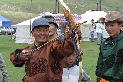 © MAT - Tir à l'arc lors du festival Naadam - Mongolie Tir à l'arc lors du festival Naadam - Mongolie