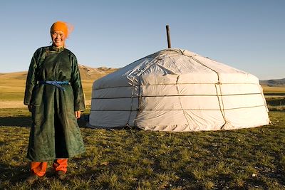 © Rawpixel / iStock - Femme Mongole devant une Yourte - Mongolie Femme Mongole devant une Yourte - Mongolie