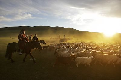 © Timothy Allen / Getty Images - Famille nomade à cheval guidant un troupeau - Steppes - Tsenkher Valley Famille nomade à cheval guidant un troupeau - Steppes - Tsenkher Valley