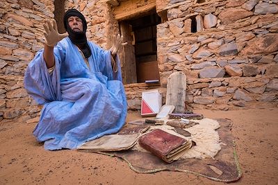 © Francois Vanniere - Visite d'une bibliothèque - Chinguetti - Mauritanie Visite d'une bibliothèque - Chinguetti - Mauritanie