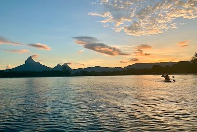 Kayak au lever du soleil dans la baie de Tamarin - Ile Maurice