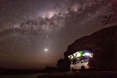 © assalve / Getty Images - Camping dans le désert en Namibie Camping dans le désert en Namibie