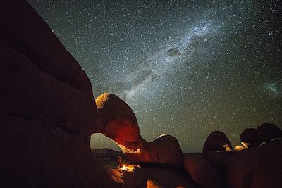 Nuit étoilée et voie lactée dans le ciel du Spitzkoppe
