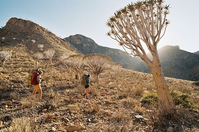 © Juno / Stocksy - Trek dans le désert en Namibie Trek dans le désert en Namibie