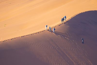 Randonnée dans les dunes de Namibie