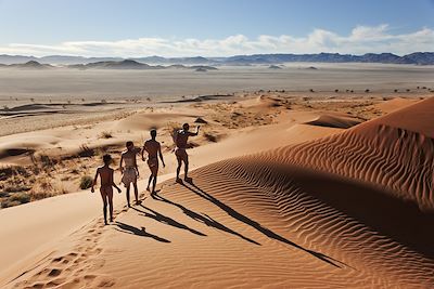 Bushmen San sur les dunes de Namibie