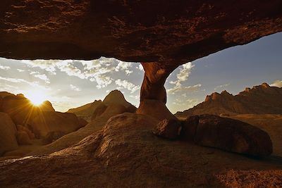 © imageBROKER/ hemis.fr - Rock Bridge dans la région de Spitzkoppe au coucher du soleil Rock Bridge dans la région de Spitzkoppe au coucher du soleil