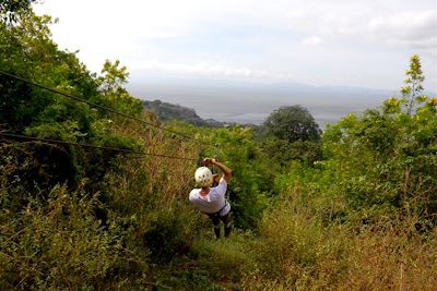 © Nicolas Astruc - Tyrolienne sur les flancs du volcan Concepción - Île d'Ometepe - Nicaragua Tyrolienne sur les flancs du volcan Concepción - Île d'Ometepe - Nicaragua