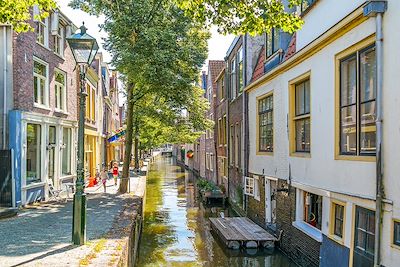 © Tasfoto / Alamy / Hemis - Maisons et quai du canal de Kooltuin à Alkmaar - Pays-Bas Maisons et quai du canal de Kooltuin à Alkmaar - Pays-Bas