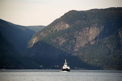 © Quentin Gaudillière - Ferry près de Utne (Hardanger) - Norvège Ferry près de Utne (Hardanger) - Norvège