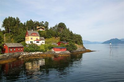 Maisons côtières à Torvikbygd (fjord d'Hardanger) - Norvège