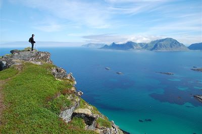 Randonnée au dessus de la Plage de Sandbotnen - Norvège