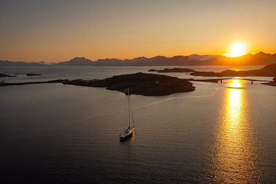 Un voilier sous le soleil de minuit, près de Henningsvaer - Iles Lofoten - Norvège