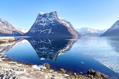 © Edwige Carron - Hjorundfjord en hiver - Norvège Hjorundfjord en hiver - Norvège