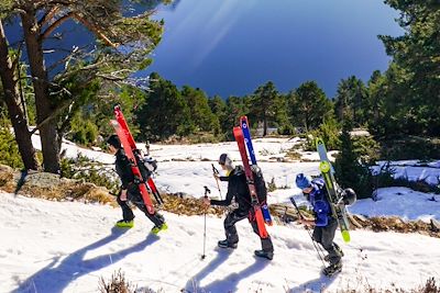 © Edwige Carron - Portage des skis au-dessus du Geirangerfjord - Norvège Portage des skis au-dessus du Geirangerfjord - Norvège