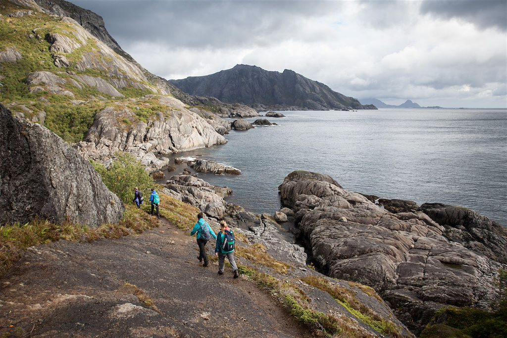 Image Iles Lofoten - Randonnée Sur La Plage De Kvalvika - Village De Pêcheurs et Rorbu