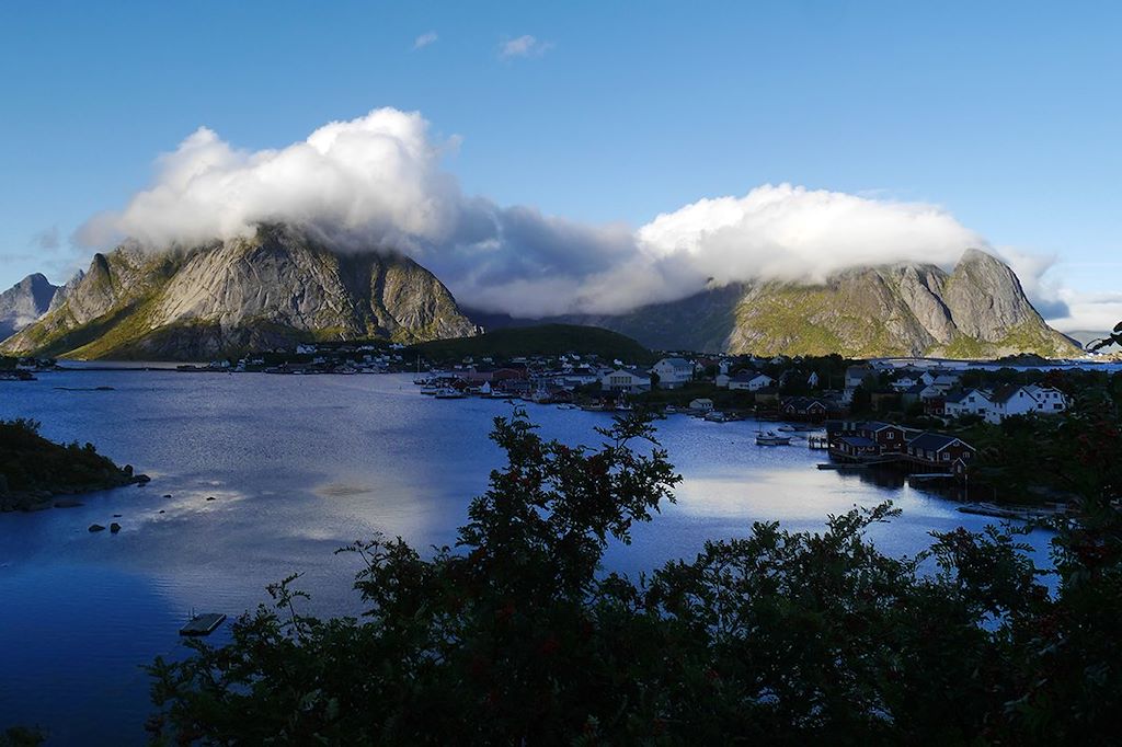 Image Iles Lofoten - Randonnée Sur La Plage De Kvalvika - Village De Pêcheurs et Rorbu