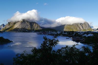 © Maëi Boucard - Village de pêcheurs - Reine - Moskenes - Lofoten - Norvège Village de pêcheurs - Reine - Moskenes - Lofoten - Norvège