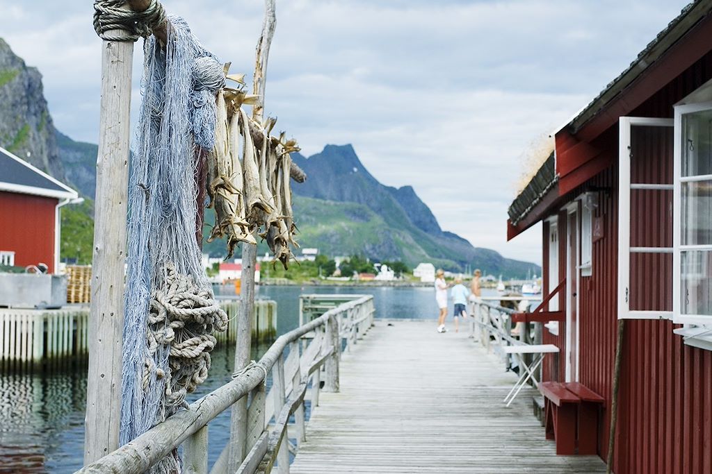 Image Iles Lofoten - Randonnée Sur La Plage De Kvalvika - Village De Pêcheurs et Rorbu