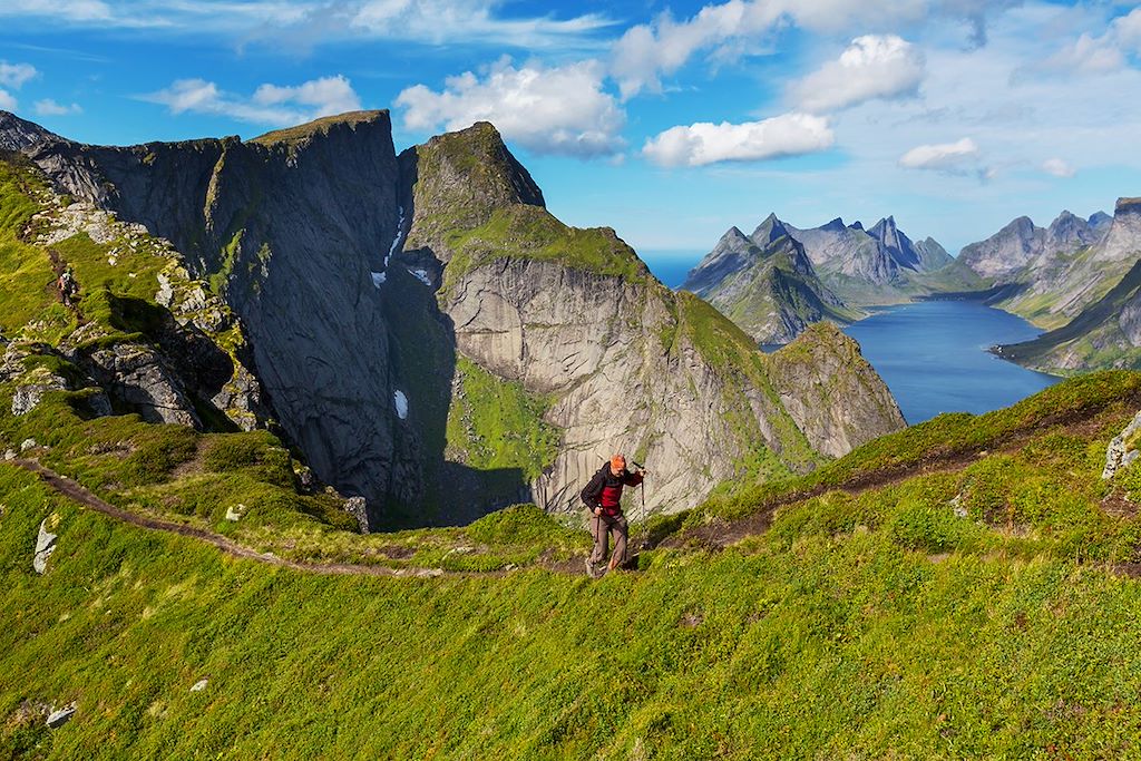 Image Iles Lofoten - Randonnée Sur La Plage De Kvalvika - Village De Pêcheurs et Rorbu