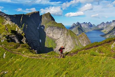 © Galyna Andrushko / Adobe Stock - Randonneur - Lofoten - Norvège Randonneur - Lofoten - Norvège