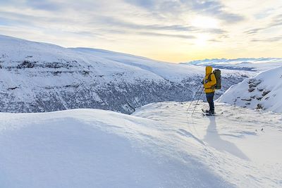 © kjekol / Getty Images - Randonnée à raquettes en Norvège Randonnée à raquettes en Norvège