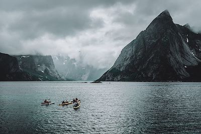 Groupe de kayakistes dans les Lofoten - Norvège