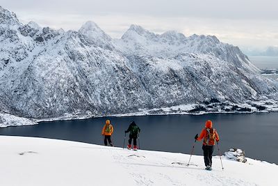 Randonnée à raquettes dans les montagnes d'Austnesfjord - Îles Lofoten - Norvège