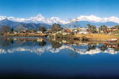 Annapurnas vues du lac Phewa - Région de Pokhara - Népal