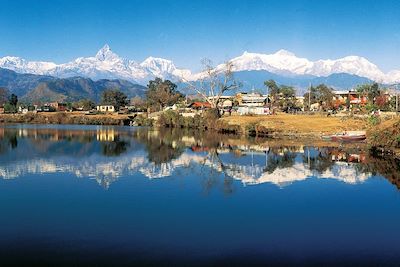 © Spirit of the Himalayas - Annapurnas vues du lac Phewa - Région de Pokhara - Népal Annapurnas vues du lac Phewa - Région de Pokhara - Népal