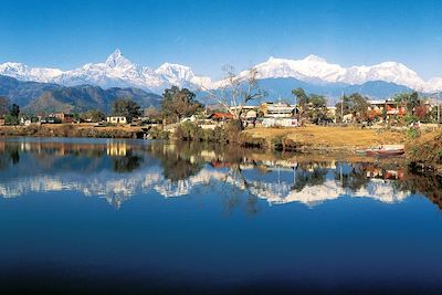 Annapurnas vues du lac Phewa - Région de Pokhara - Népal