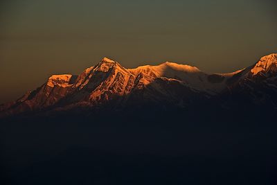 © Franc¸ois Duret - Lever de soleil depuis Poon Hill - Tour du massif des Annapurnas - Népal Lever de soleil depuis Poon Hill - Tour du massif des Annapurnas - Népal