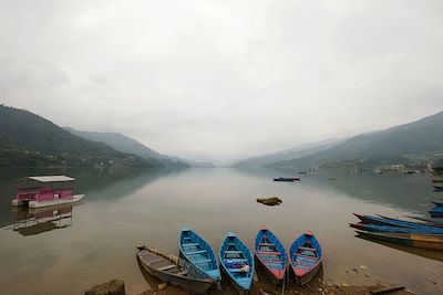 © Maryline Goustiaux - Lac Phewa à Pokhara - Région des Annapurna - Népal Lac Phewa à Pokhara - Région des Annapurna - Népal