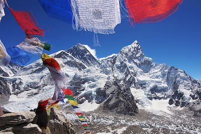 © Rmnunes / iStock - Le mont Everest et le mont Nuptse - Himalaya - Népal Le mont Everest et le mont Nuptse - Himalaya - Népal