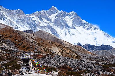 © Rémi Lasseigne - Face sud du Lhotse et son mémorial - Vallée du Khumbu - Népal Face sud du Lhotse et son mémorial - Vallée du Khumbu - Népal