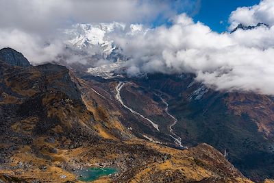 Lac glaciaire de l’Himalaya - parc national de Kanchenjunga au Népal 