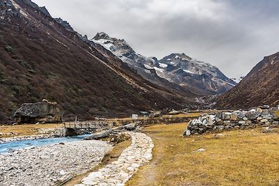 Vallée himalayenne de Khambachen -  rivièreTamor de la montagne Kanchenjunga 