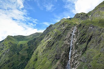 Vue de la cascade sur le chemin du village d’Amjilosa - Kangchenjunga