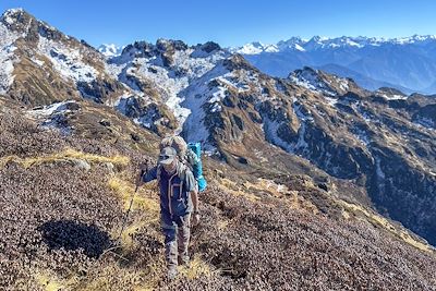 En marche vers le col de Thulo Santara - Népal