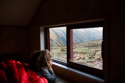 Un enfant regarde le paysage à travers la fenêtre - Nouvelle-Zélande