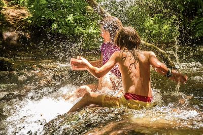 Enfant s'éclaboussant dans une rivière - Nouvelle-Zélande