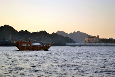 Boutre dans la baie de Mascate - Oman