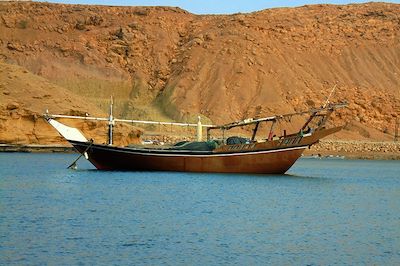Boutre dans la baie de Sur - Oman