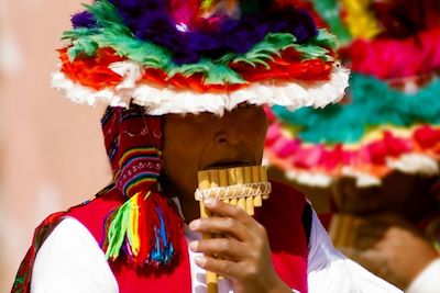 Musicien de l'île de Taquile sur le lac Titicaca - Puno - Pérou